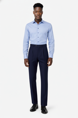 Nahaufnahme der satinieren Baumwolle des hellblauen Slim Fit Hemdes