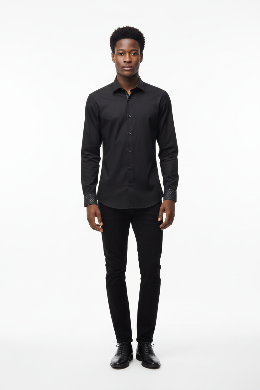 Vue de profil de la chemise Slim Fit aux lignes épurées et à la structure de couture fine.