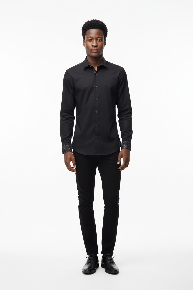 Seitliche Ansicht des Slim Fit Hemdes mit klaren Linien und feiner Nähstruktur.