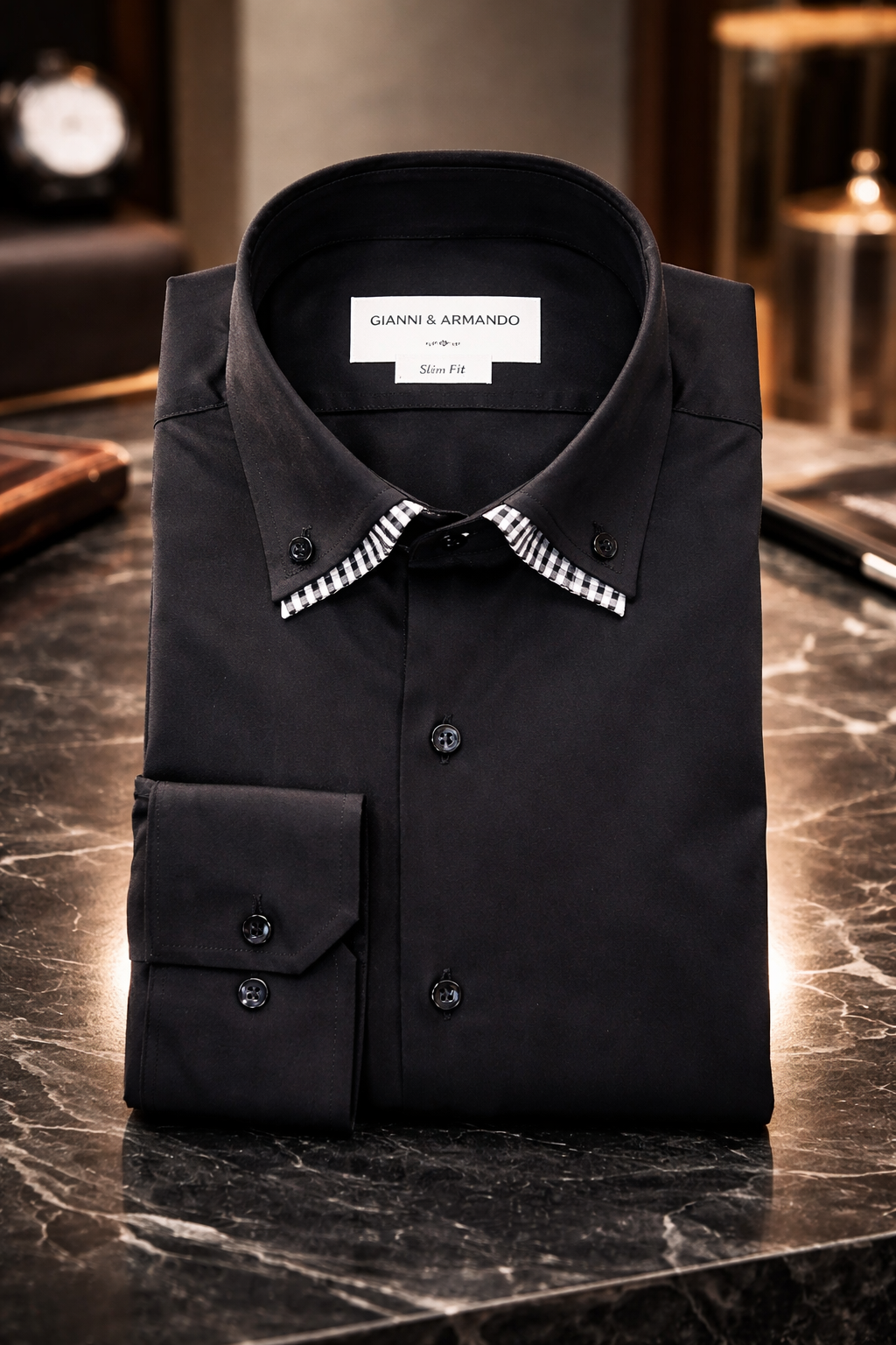 Detailaufnahme des kontrastierenden Doppelkragens des schwarzen Slim Fit Hemdes