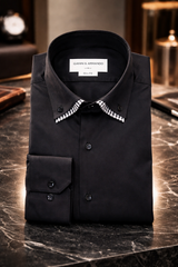 Detailaufnahme des kontrastierenden Doppelkragens des schwarzen Slim Fit Hemdes