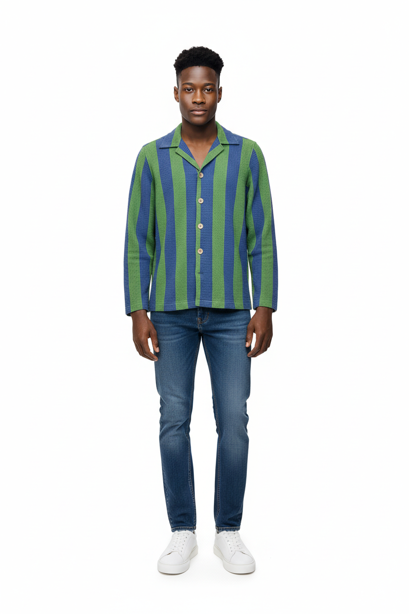 Vue de dessus de la chemise homme, révélant l'emplacement des boutons et la forme du col.