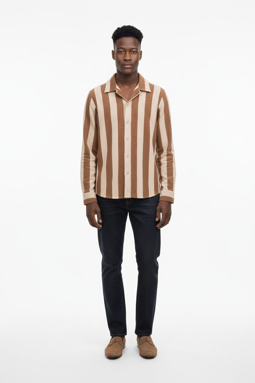 Détail de l'ourlet de la chemise homme en tricot de coton