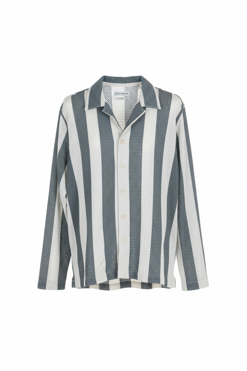 Vue de face de la chemise avec coutures visibles, mettant en valeur la qualité et le détail artisanal.