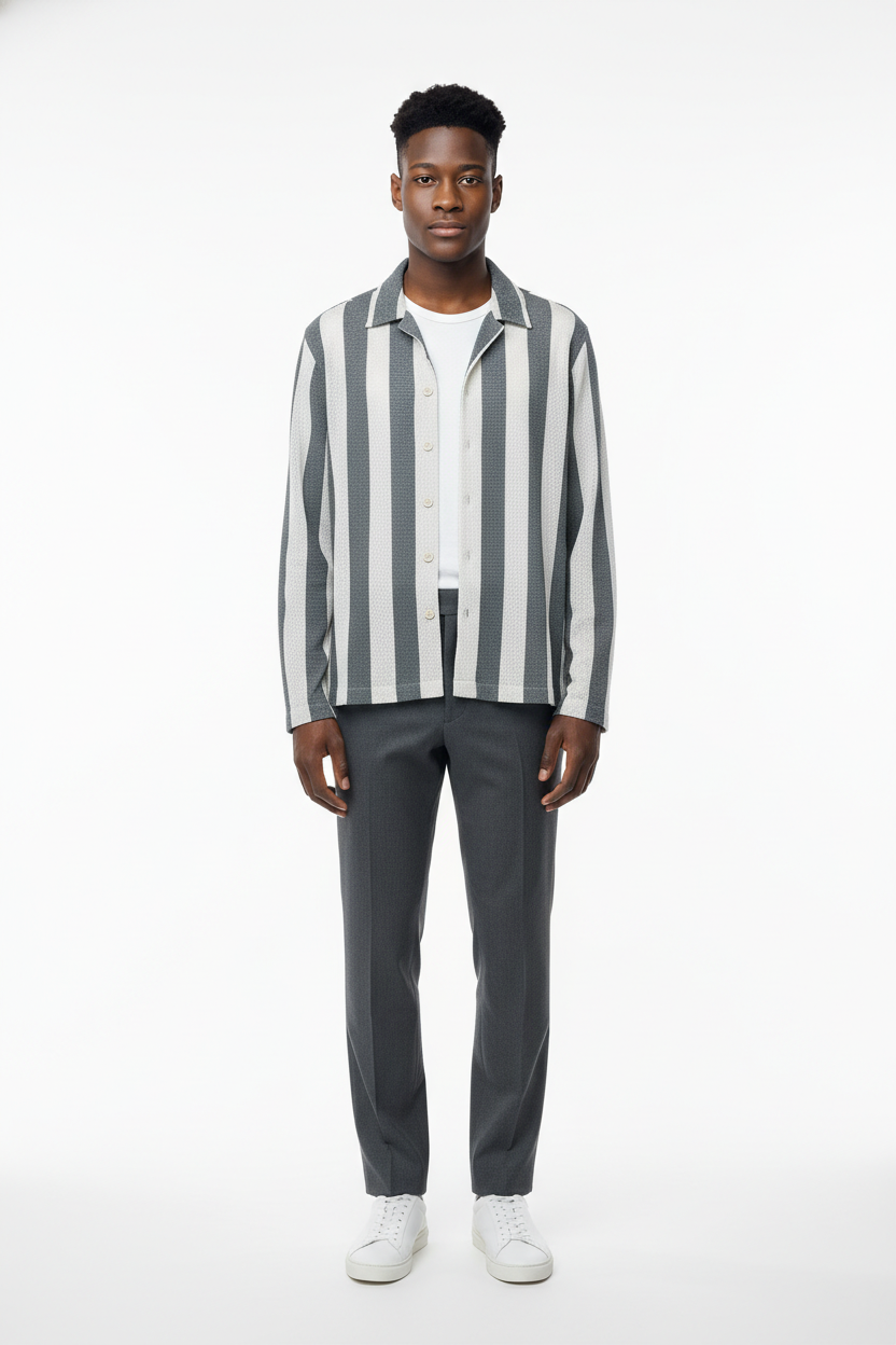 Vue de face de la chemise homme en maille de coton coupe Regular Fit, montrant le motif discret et la forme classique du col.