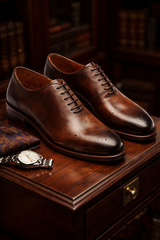 Detailaufnahme der EVA‑Sohle der braunen Business-Schuhe, zeigt leichte Flexibilität