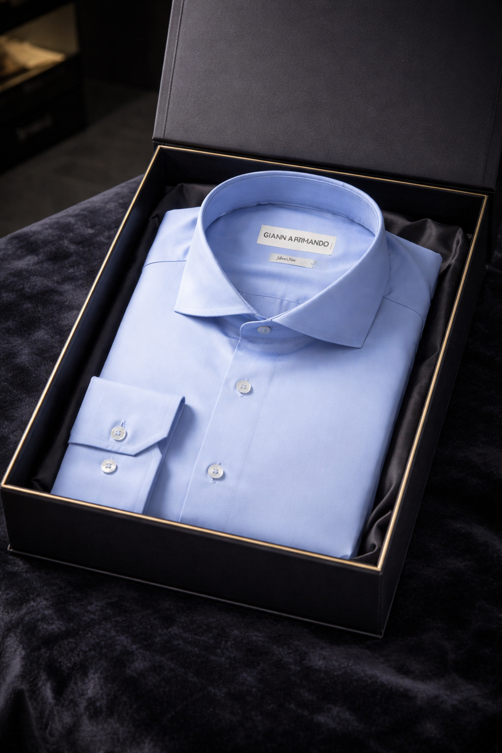 Modèle portant la chemise homme Slim Fit bleu clair lors d'une réunion d'affaires
