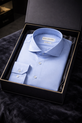 Modeller trägt das hellblaue Slim‑Fit‑Herrenhemd bei Business‑Meeting
