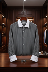 Modeller trägt das Slim Fit Hemd mit Schwarz-Weiß Streifen in einem modernen Büro