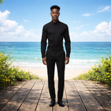 Modell trägt das schwarze Slim Fit Hemd mit langem Kragen für ein Business-Outfit