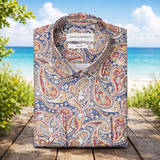 Kombination aus Slim Fit Herrenhemd und Jeans, stilvolles Outfit für Freizeit