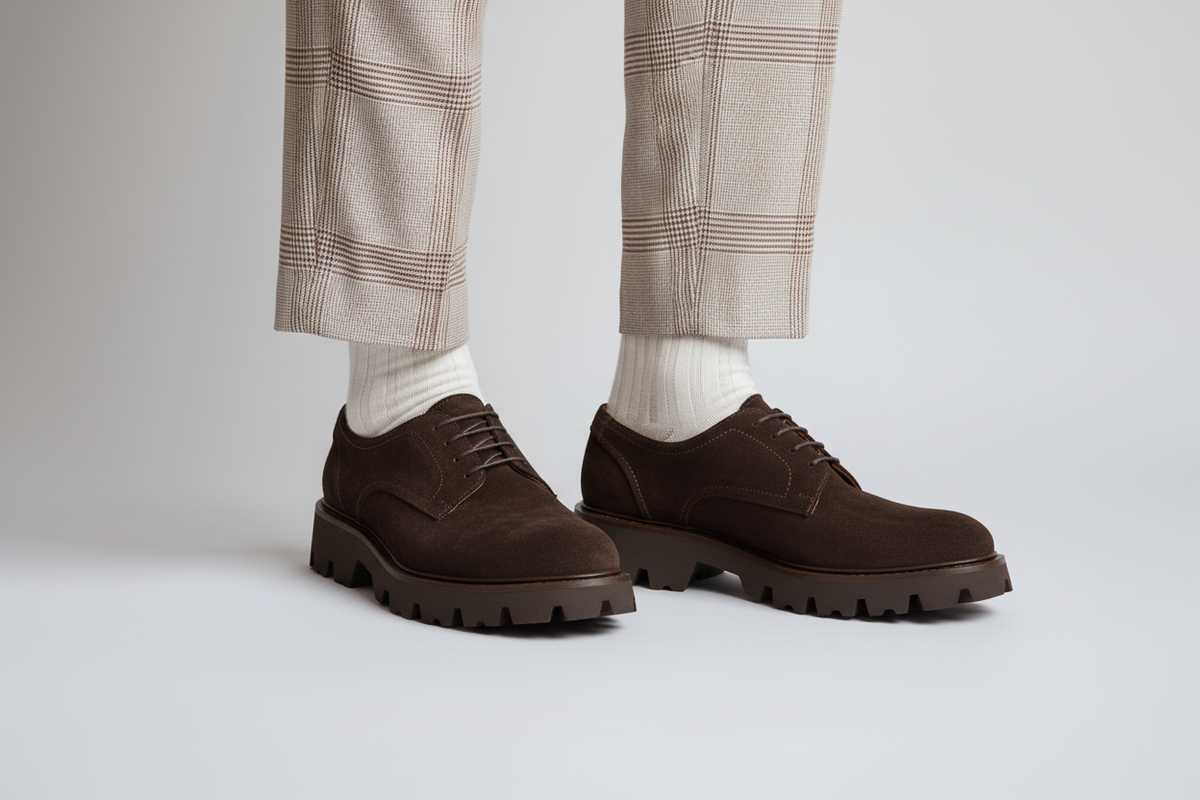 Schuhmodell auf einem eleganten Lederschuhständer präsentiert