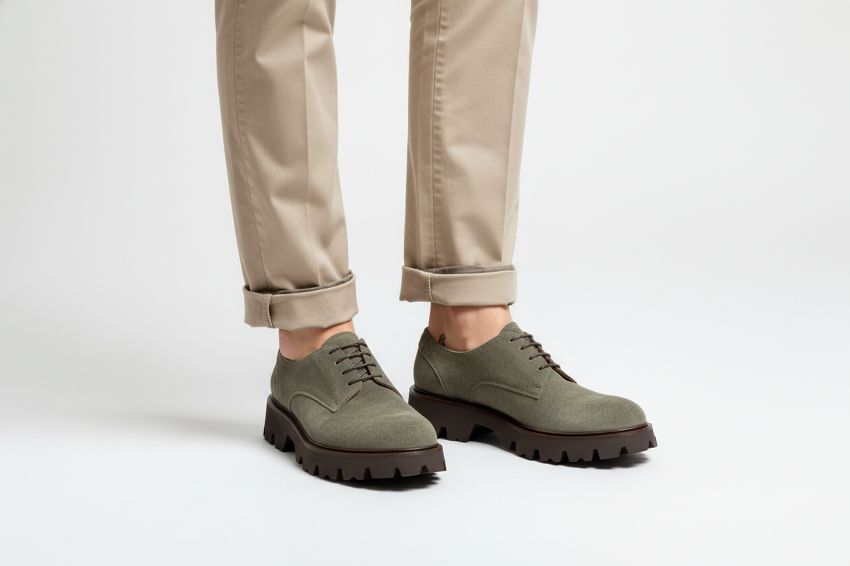 Schuhe auf Holzboden, stilvolles Outfit für Alltag, Khaki Grün Wildleder