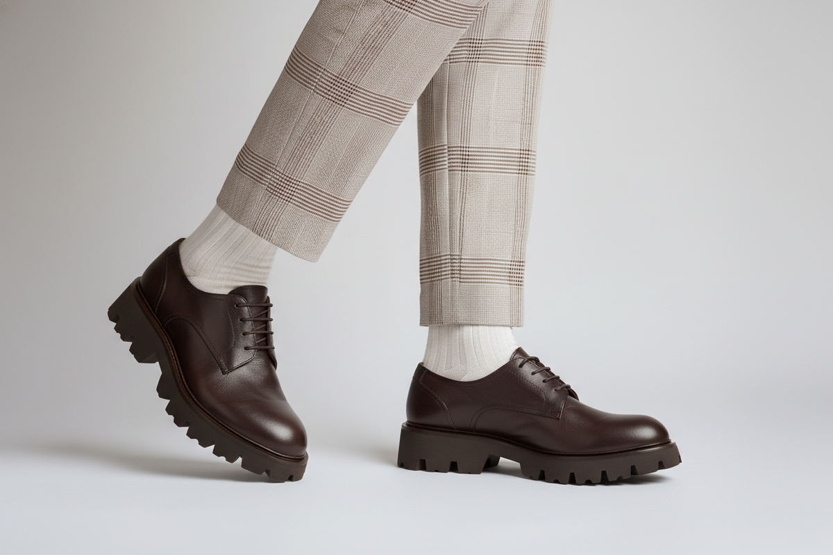 Casual-Schuh auf einem Fuß, demonstriert den bequemen Sitz