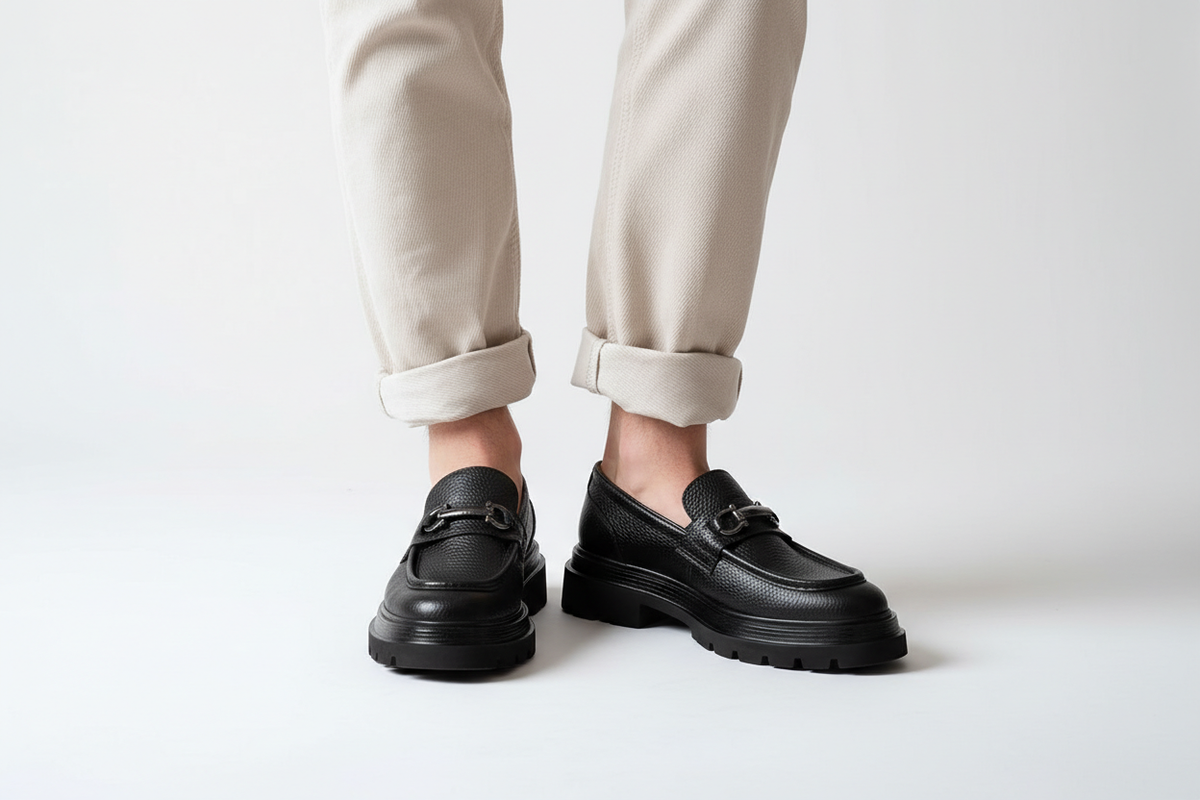 Schuhe in stilvollem Verpackungsdesign, bereit zum Versand