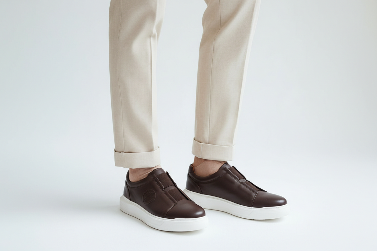 Image stylée d'un homme portant des baskets marron, marchant en milieu urbain