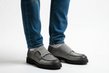 Schuh im Alltag – getragen auf einer eleganten Stadtstraße, kombiniert mit Jeans.
