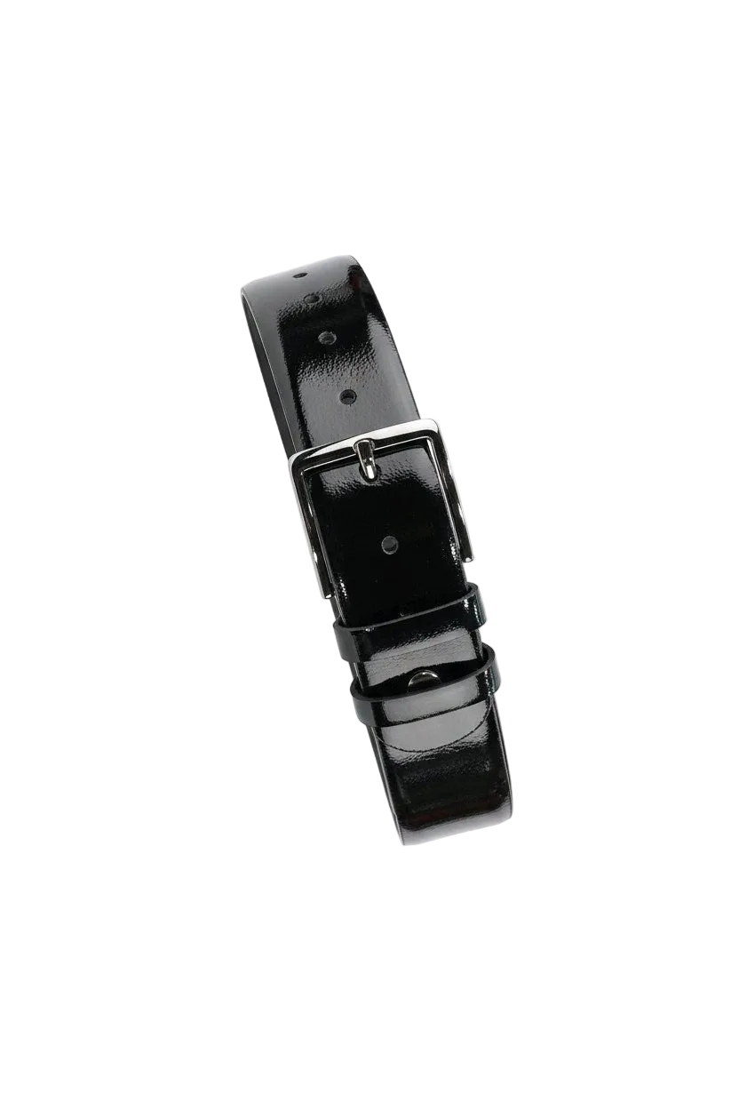 Vue arrière de la ceinture noire en cuir verni, structure en cuir élégante à l'honneur