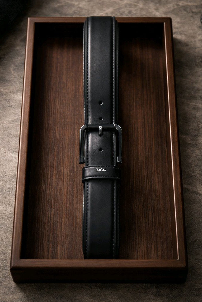 Homme portant une ceinture en cuir noir lors d'une réunion d'affaires, look business élégant