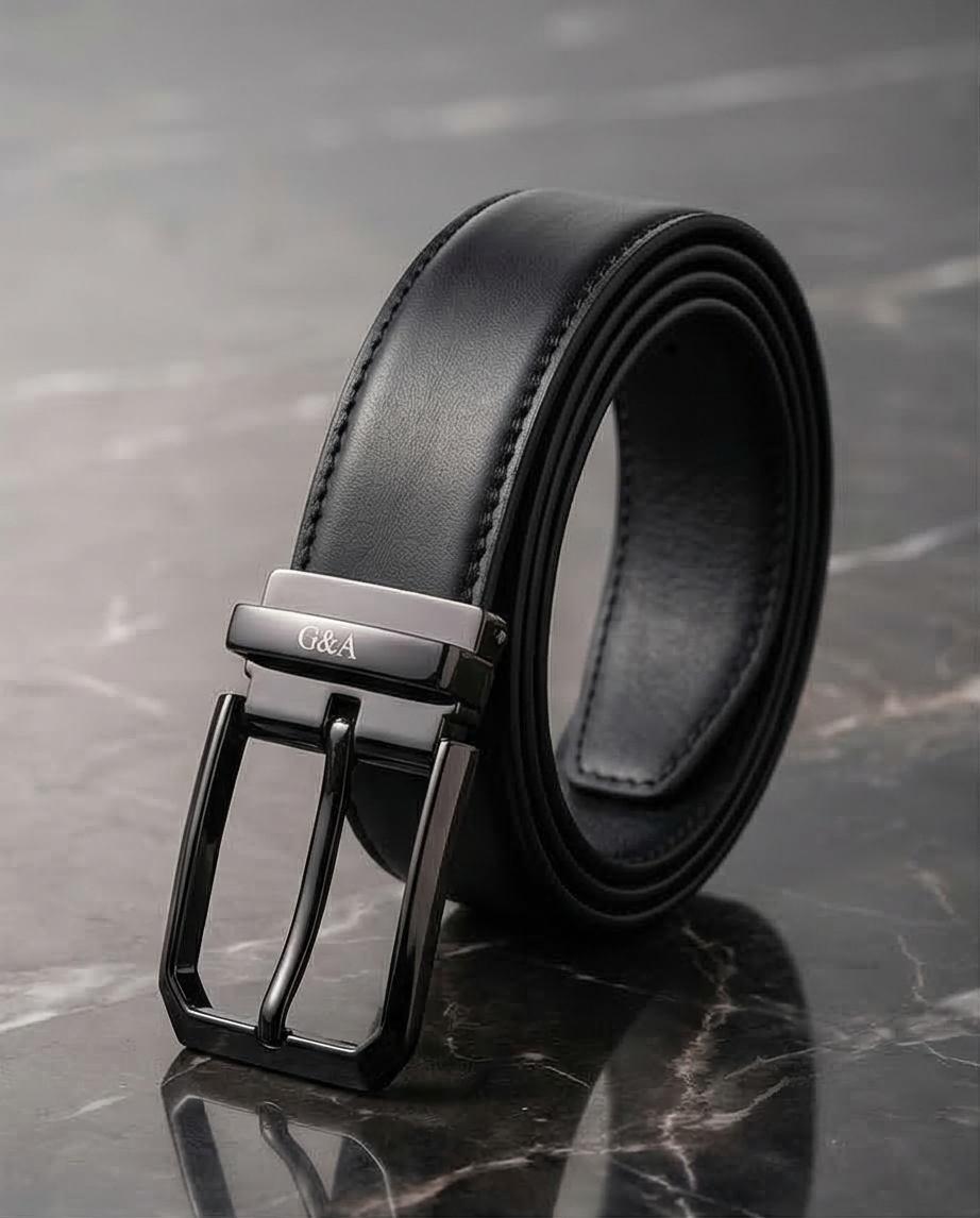 Vue latérale de la ceinture en cuir noir à la coupe fine.