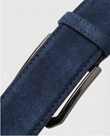 Marinblau Gürtelschlitz in Kombination mit eleganten Lederschuhen