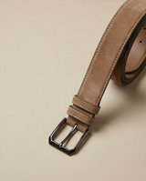 Wildledergürtel in Light Taupe kombiniert mit Jeans für einen Smart Casual Look.