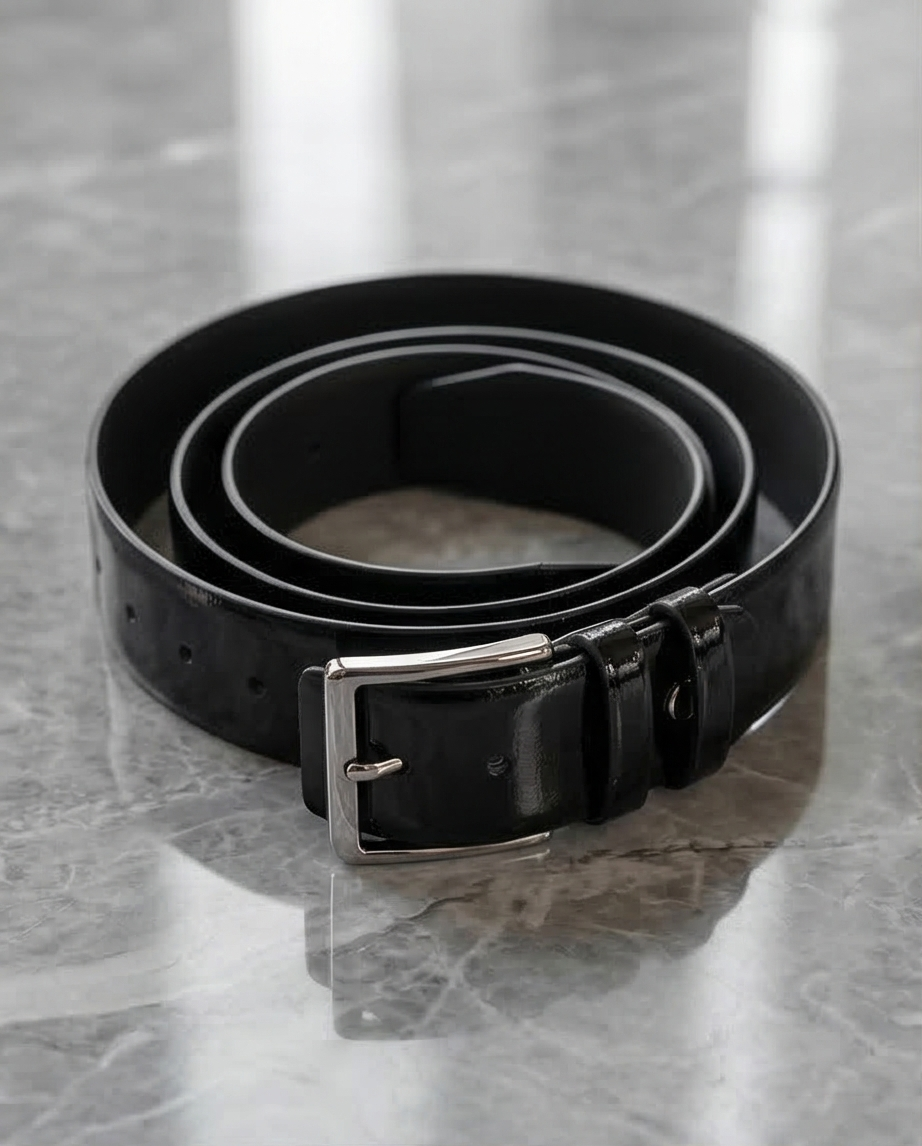 Vue détaillée du fin aspect brillant de la ceinture noire, surface en cuir lustrée en détail