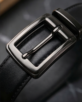 Detail der schwarzen Metallschnalle, hochwertiges Metallfinish
