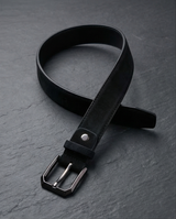 Metallknopf des Wildleder-Gürtels, eleganter Detailblick.