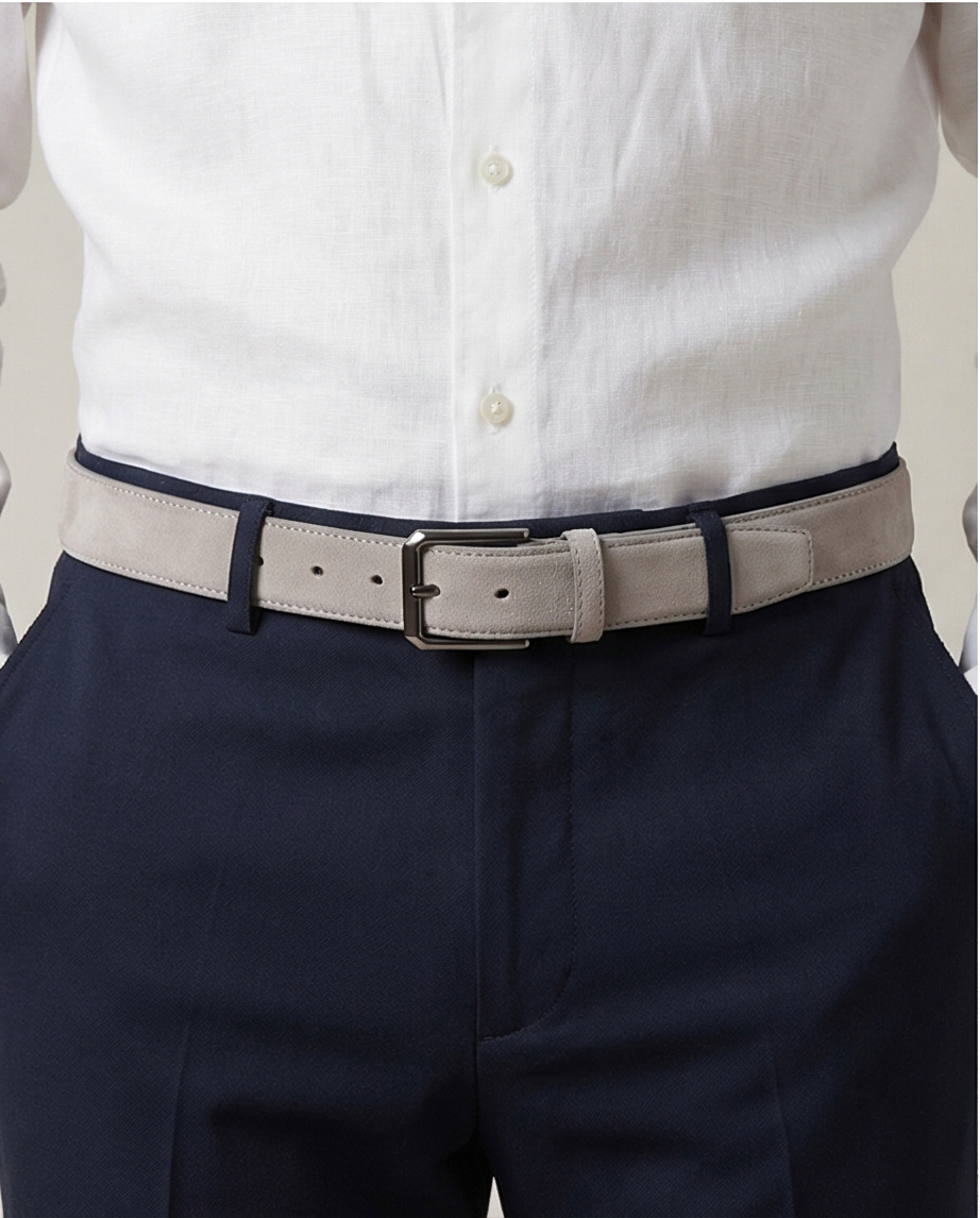 Vue latérale, texture fine de la ceinture en daim gris clair