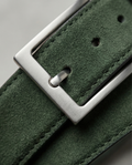 Olivgrüner Wildleder Gürtel mit Silberner Schnalle – Eleganter Herren Ledergürtel