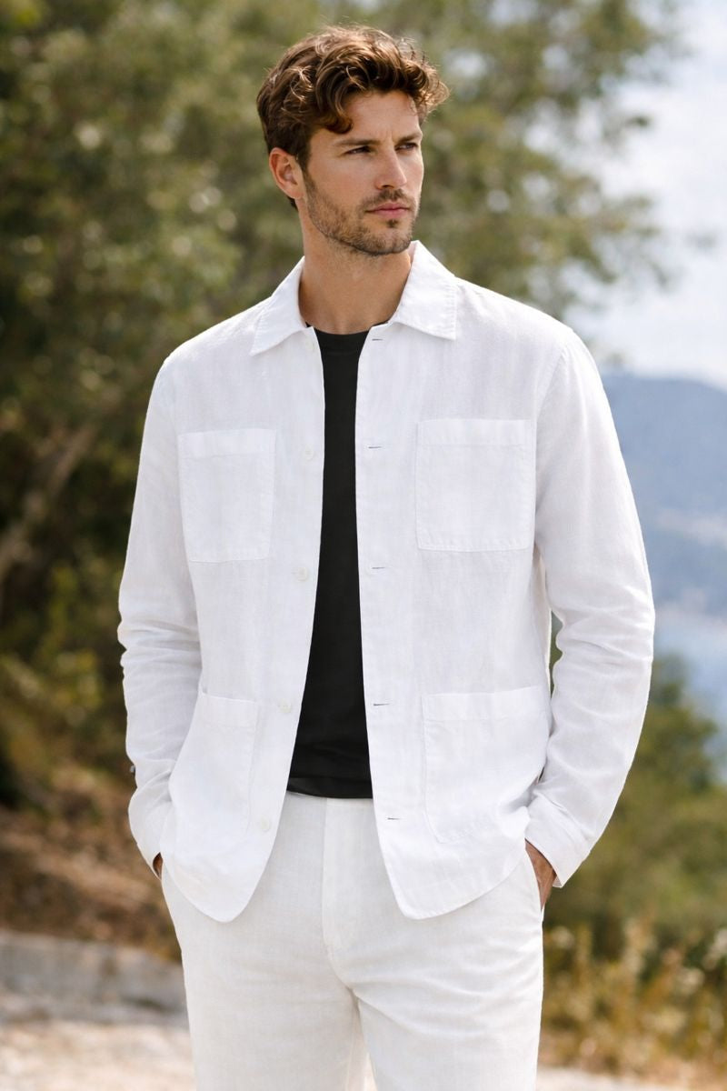 Vue latérale de la chemise-veste avec manches longues et quatre poches latérales