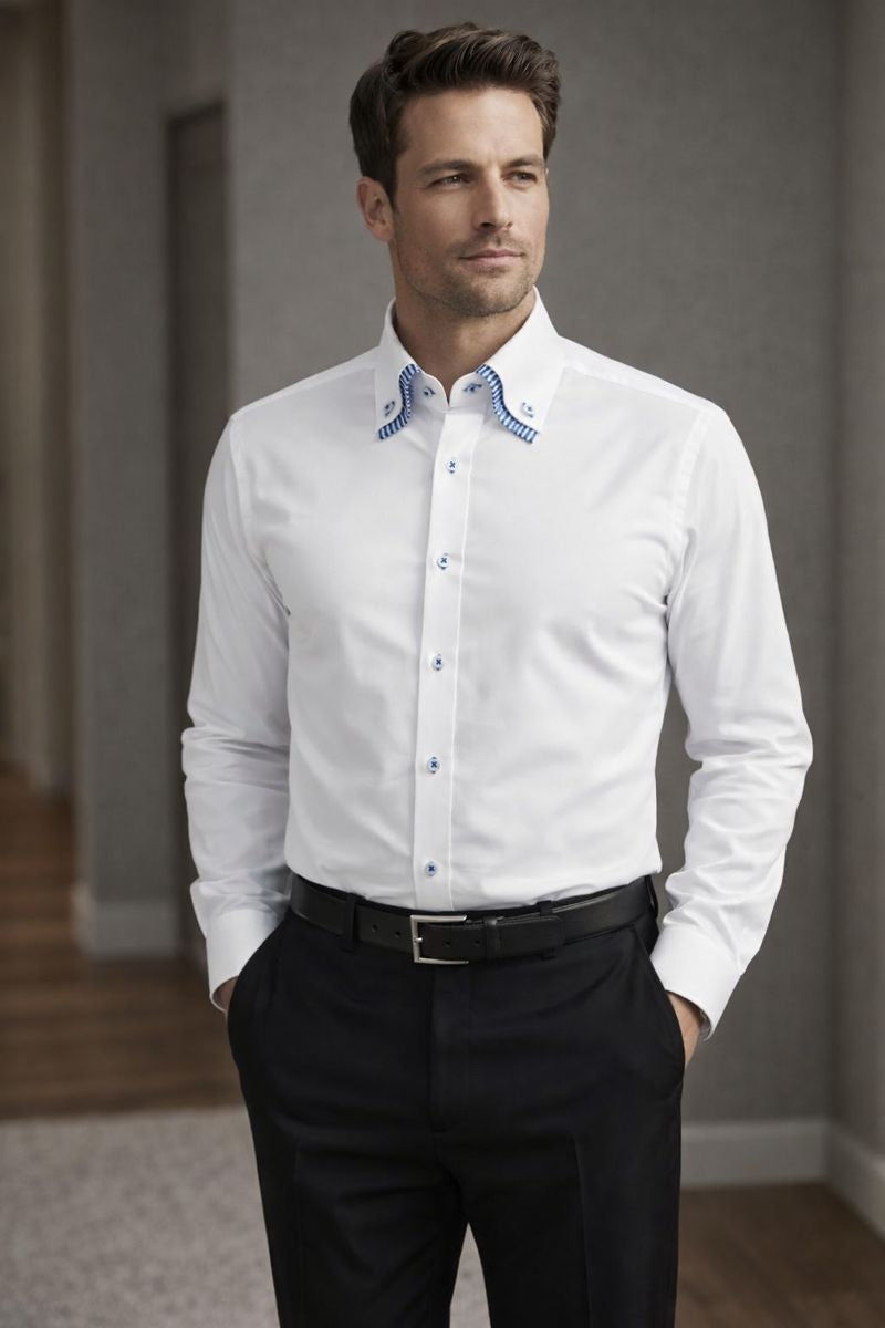Mann trägt das weiße Slim Fit Hemd mit Doppelkragen in einem modernen Bürosetting.