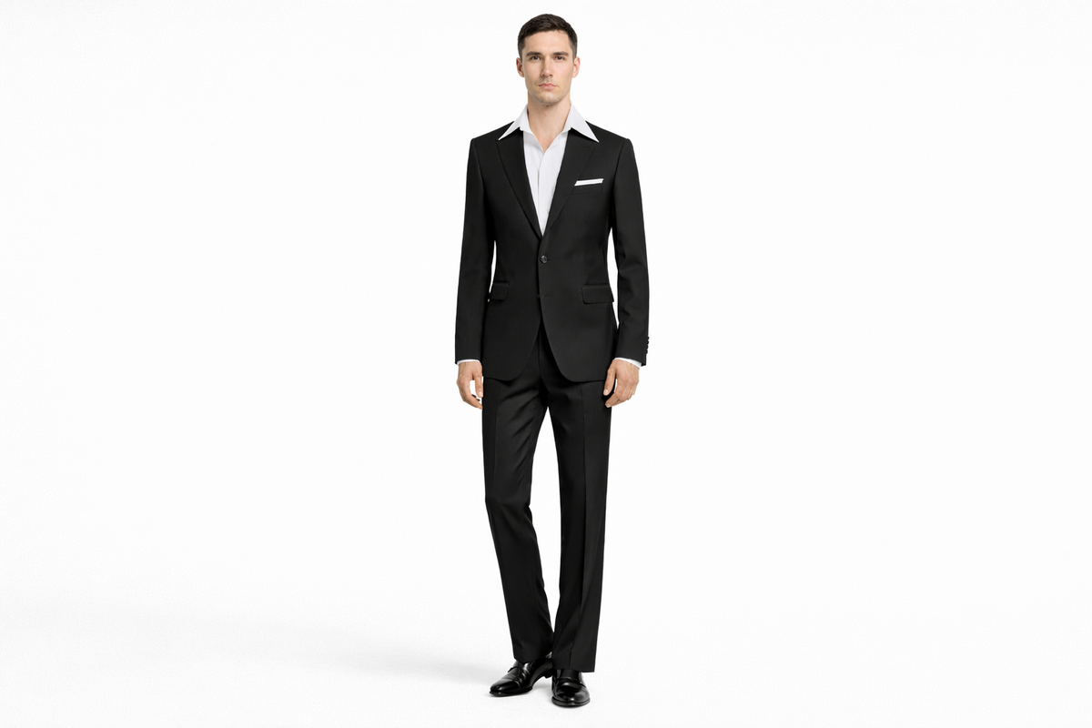 Seitliche Perspektive des schwarzen Slim Fit Herrenanzugs, Fokus auf die schlanke Passform.