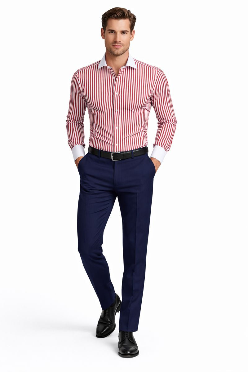 Modell trägt das Slim‑Fit Business‑Hemd in Rot‑Weiß bei einem Business‑Meeting