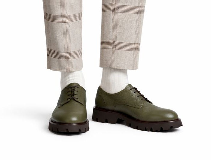 Illustration des Schuhdesigns, zeigt flutierte Lederoberfläche und geschnürten Verschluss