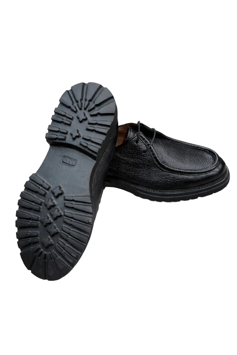 Vue détaillée du cuir velours doux à la texture fine des chaussures décontractées noires.