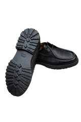 Detailaufnahme des weichen Flotter-Leders mit feiner Textur auf den schwarzen Casual Schuhen.