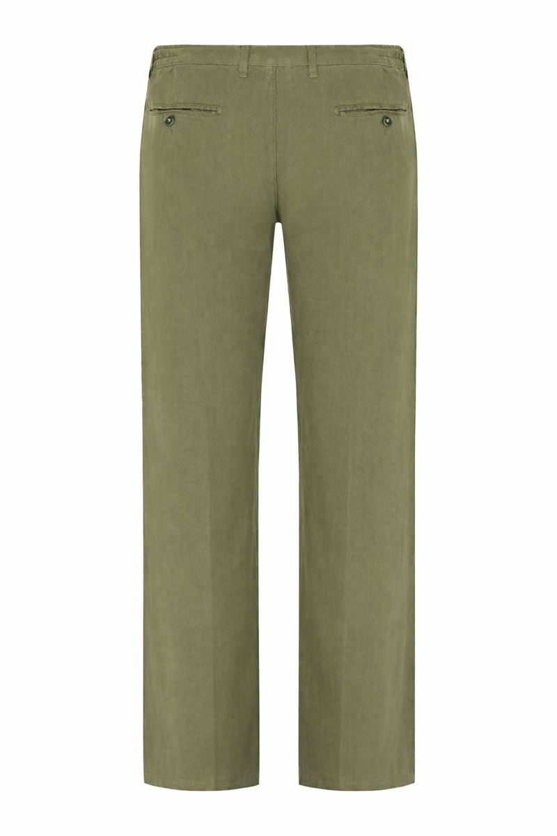 Leinenhose auf einem Holztisch, stilvolles Outfit für Sommer‑Business.