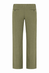 Leinenhose auf einem Holztisch, stilvolles Outfit für Sommer‑Business.