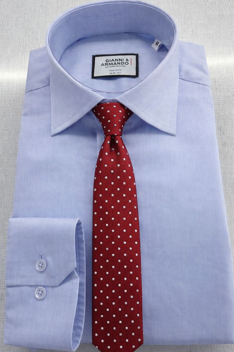 Detailaufnahme des knopflosen Verschlusses des Slim Fit Eisblau Hemdes