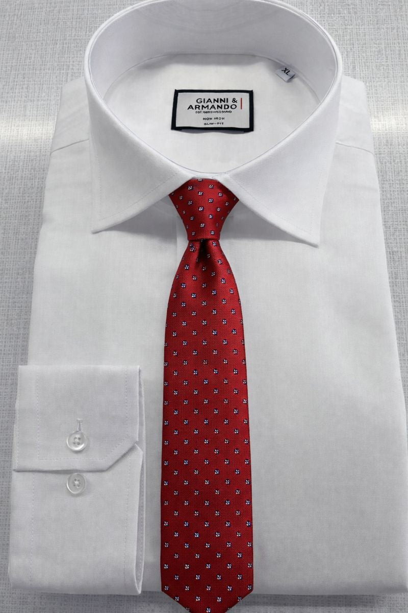 Mann trägt das Slim Fit Hemd in Weiß zu einem formellen Geschäftstreffen