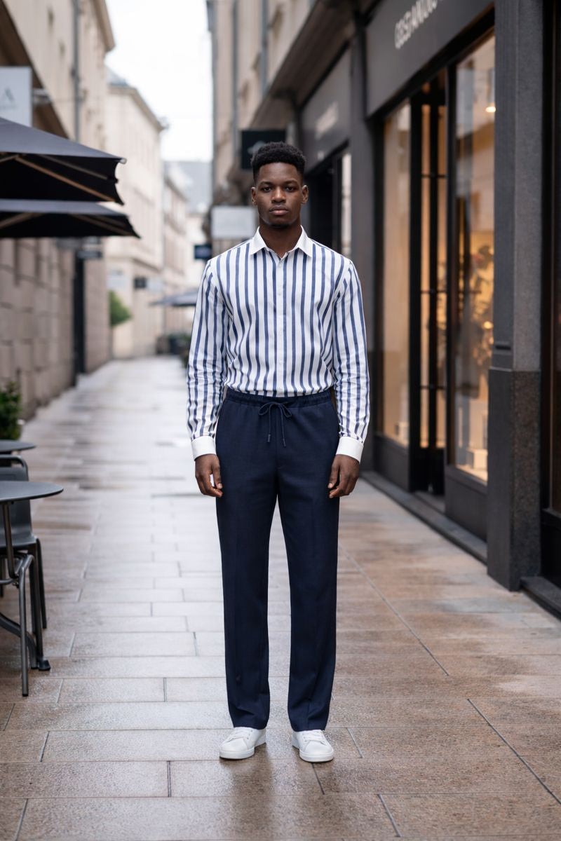 Moderne Arbeitsumgebung, Mann in Slim Fit Hemd mit blau-weißer Streifen, lässiger Business-Look