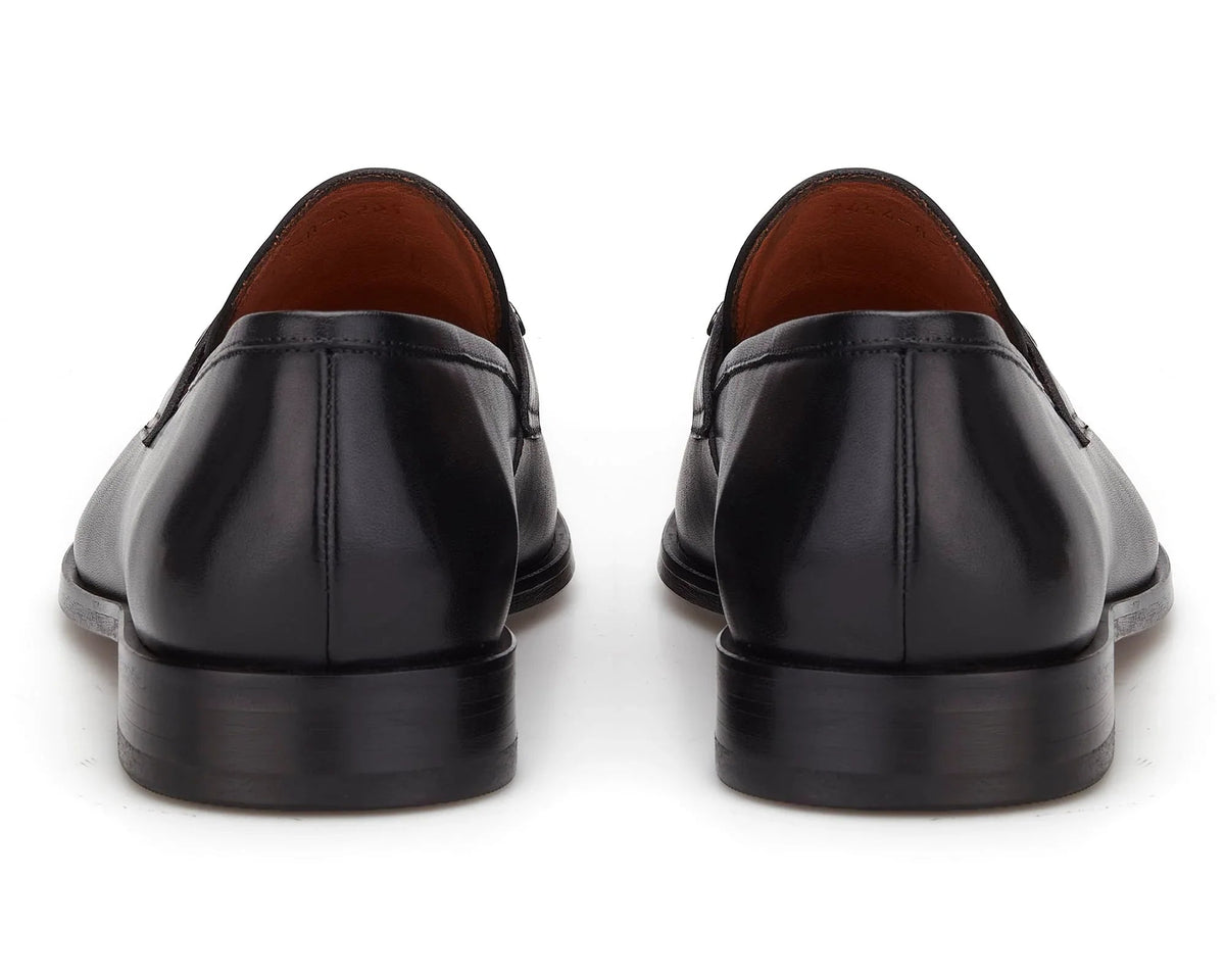 Schwarze Business-Schuhe auf neutralem Hintergrund, elegante Silhouette, feine Lederlaufsohle.