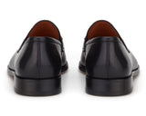 Schwarze Business-Schuhe auf neutralem Hintergrund, elegante Silhouette, feine Lederlaufsohle.