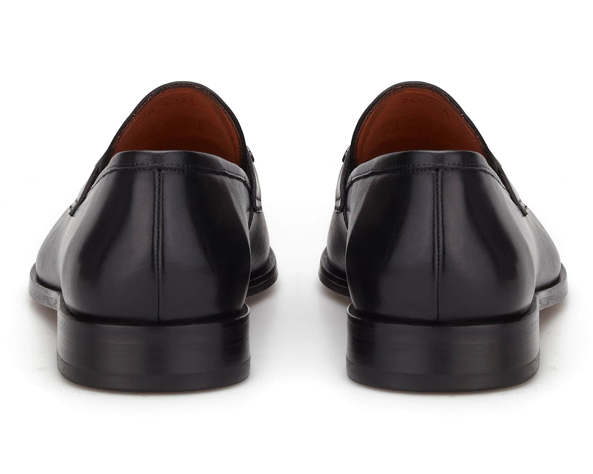 Schwarze Business-Schuhe auf neutralem Hintergrund, elegante Silhouette, feine Lederlaufsohle.