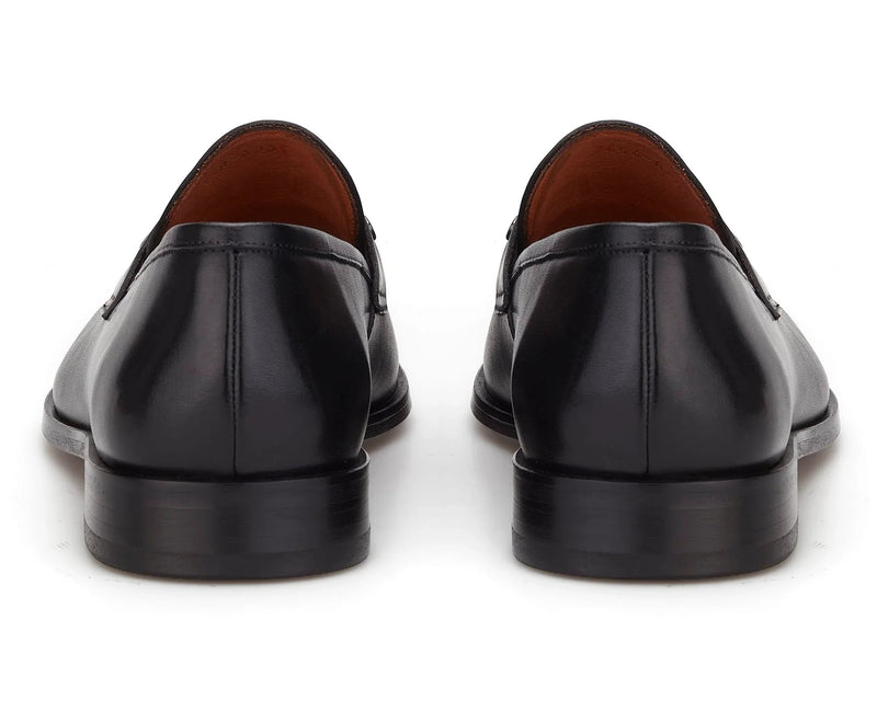 Schwarze Business-Schuhe auf neutralem Hintergrund, elegante Silhouette, feine Lederlaufsohle.