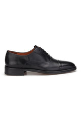 Schwarzes Business-Schuhmodell im Detail, Vorderansicht.