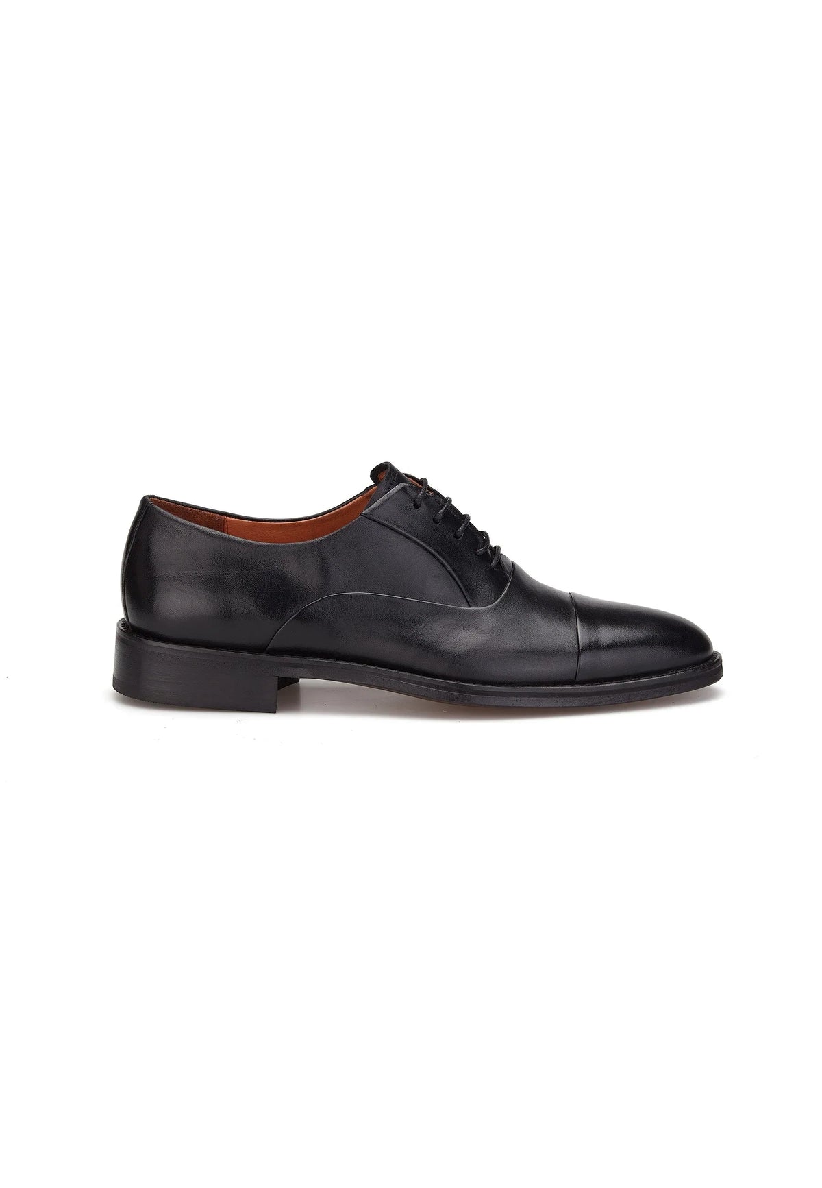 Vorderansicht der schwarzen Business-Schuhe aus mattem Leder, Schnürer-Design, 3 cm Absatz.