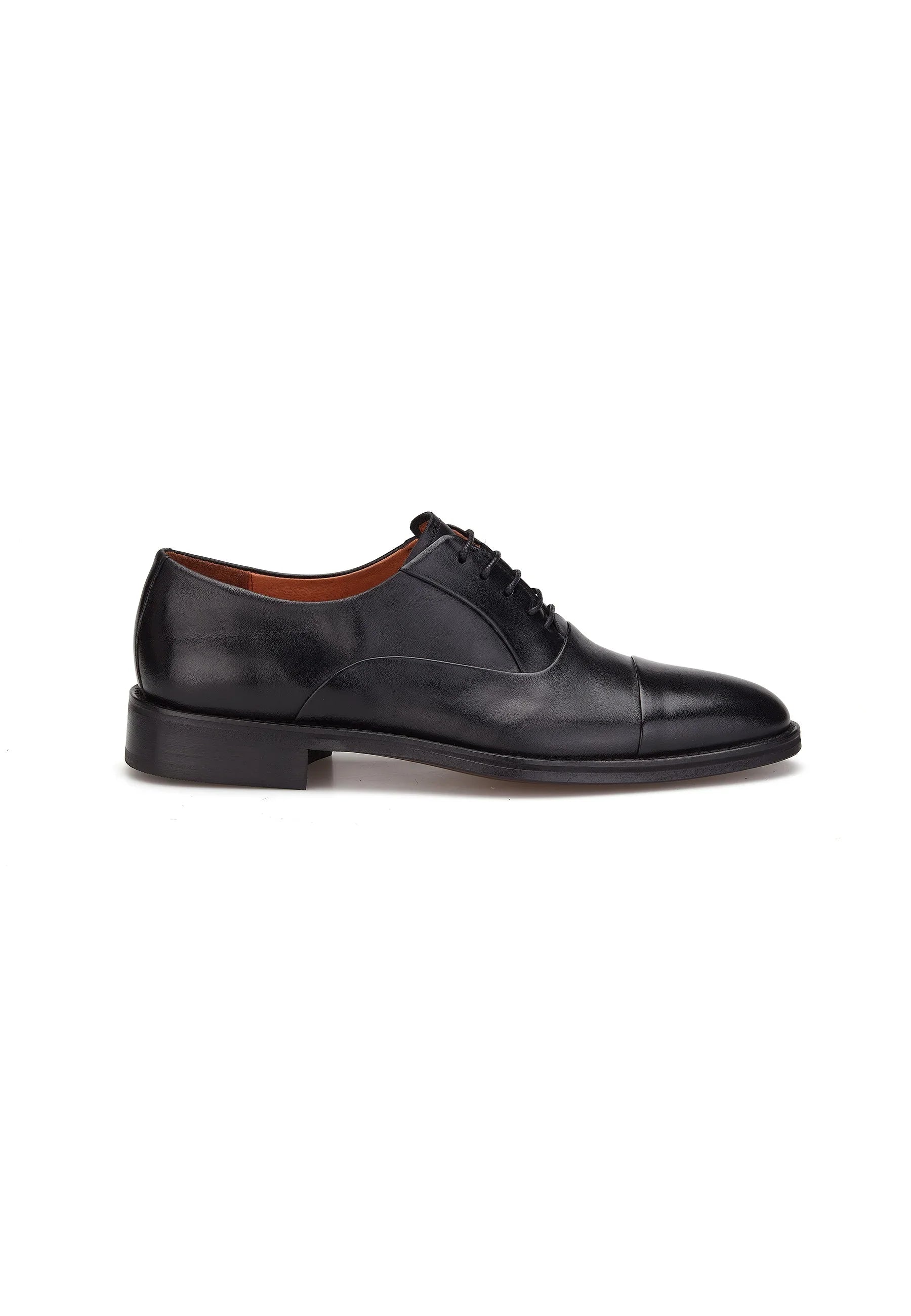 Vorderansicht der schwarzen Business-Schuhe aus mattem Leder, Schnürer-Design, 3 cm Absatz.